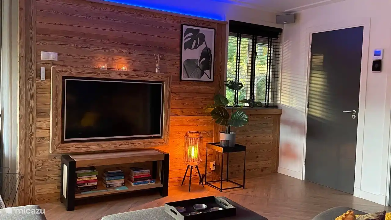 Smart TV de pantalla plana grande.