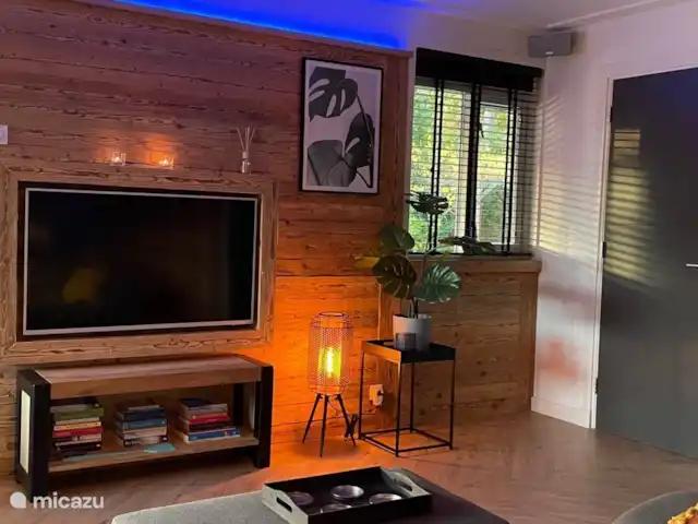 Luxury Garden Lodge Avec Climatisation + Sauna | Pays-Bas, Overijssel, Denekamp - bungalow Grand téléviseur intelligent à écran plat.