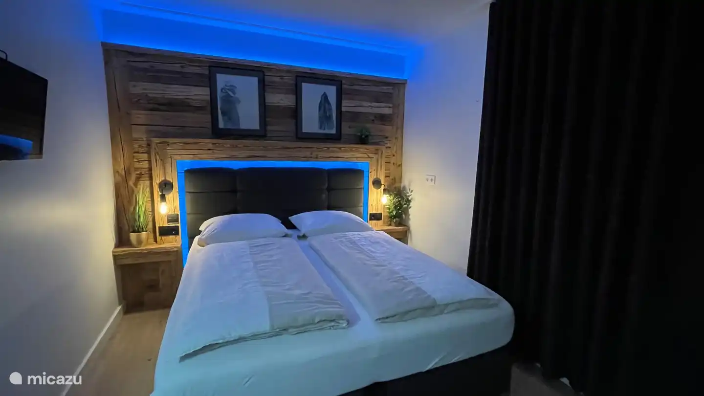 Atractivo dormitorio principal con acceso a una terraza privada.