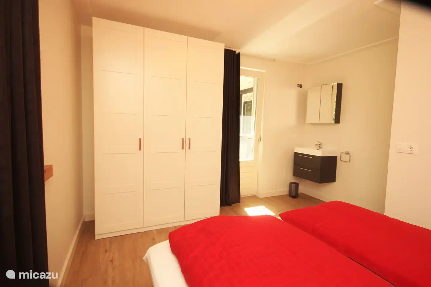 El dormitorio principal tiene un amplio armario y un lavabo.