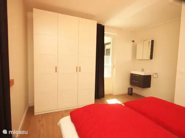 Luxury Garden Lodge Avec Climatisation + Sauna | Pays-Bas, Overijssel, Denekamp - bungalow La chambre principale dispose d'une armoire spacieuse et d'un lavabo.