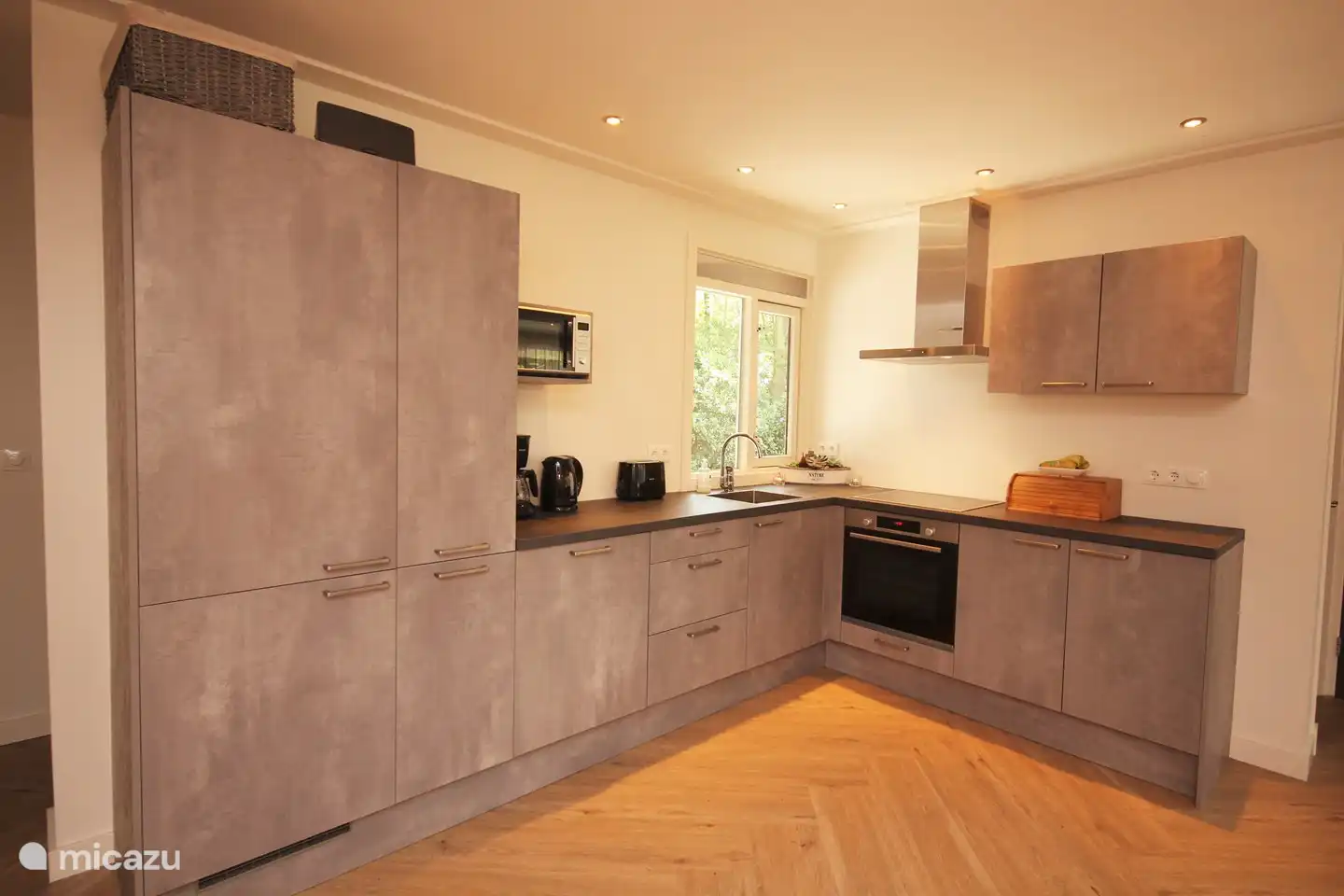 Cocina de lujo con todos los electrodomésticos modernos y utensilios de cocina.