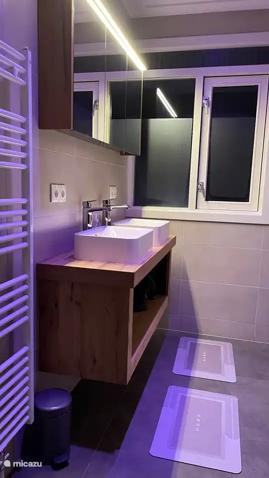 El baño tiene doble lavabo, calefacción por suelo radiante, aire acondicionado y secador de toallas.