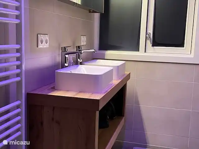 Luxury Garden Lodge Avec Climatisation + Sauna | Pays-Bas, Overijssel, Denekamp - bungalow La salle de bain dispose d'une double vasque, d'un chauffage au sol, de la climatisation et d'un sèche-serviettes.