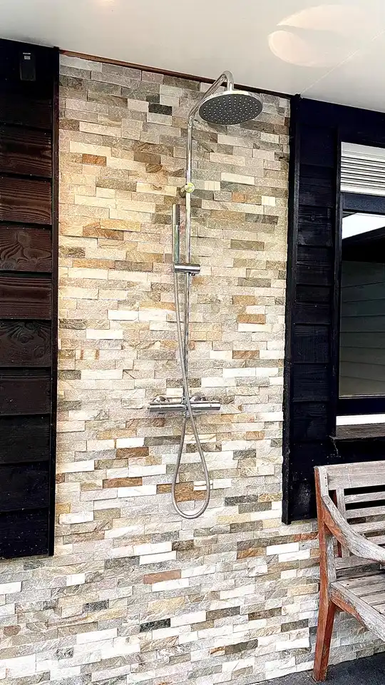 Ducha exterior con agua fría y caliente.