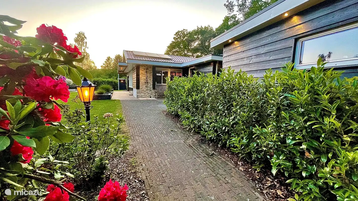 Camino desde la caseta del jardín hasta el bungalow.