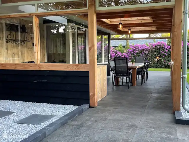 Luxury Garden Lodge Avec Climatisation + Sauna | Pays-Bas, Overijssel, Denekamp - bungalow Terrasse couverte et ouverte.
