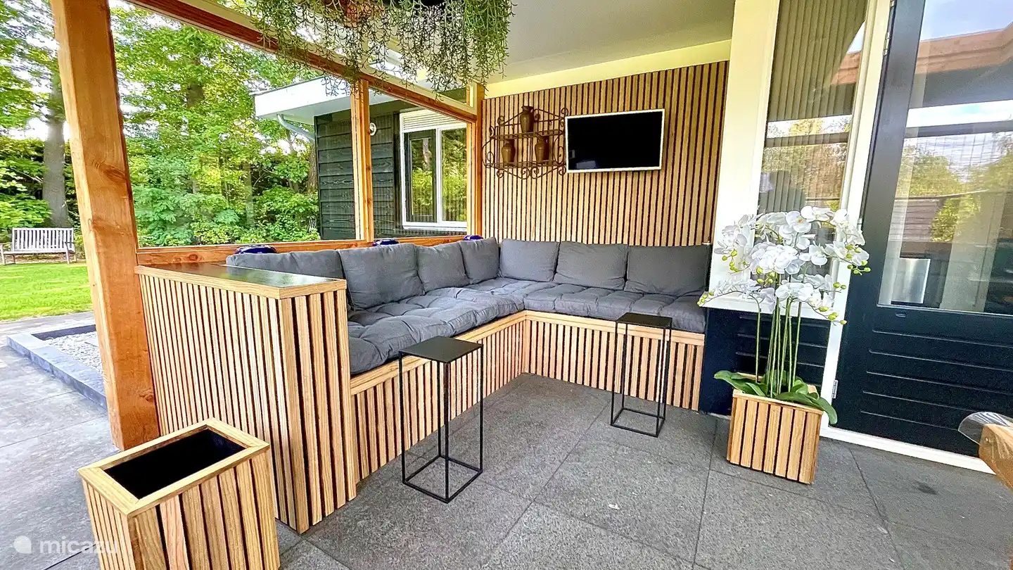 Sala de estar cubierta.