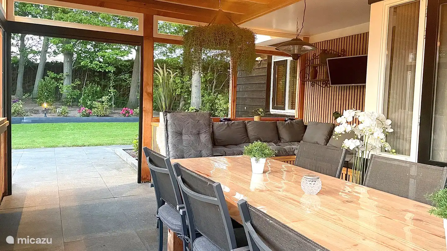 Terraza y jardín trasero.