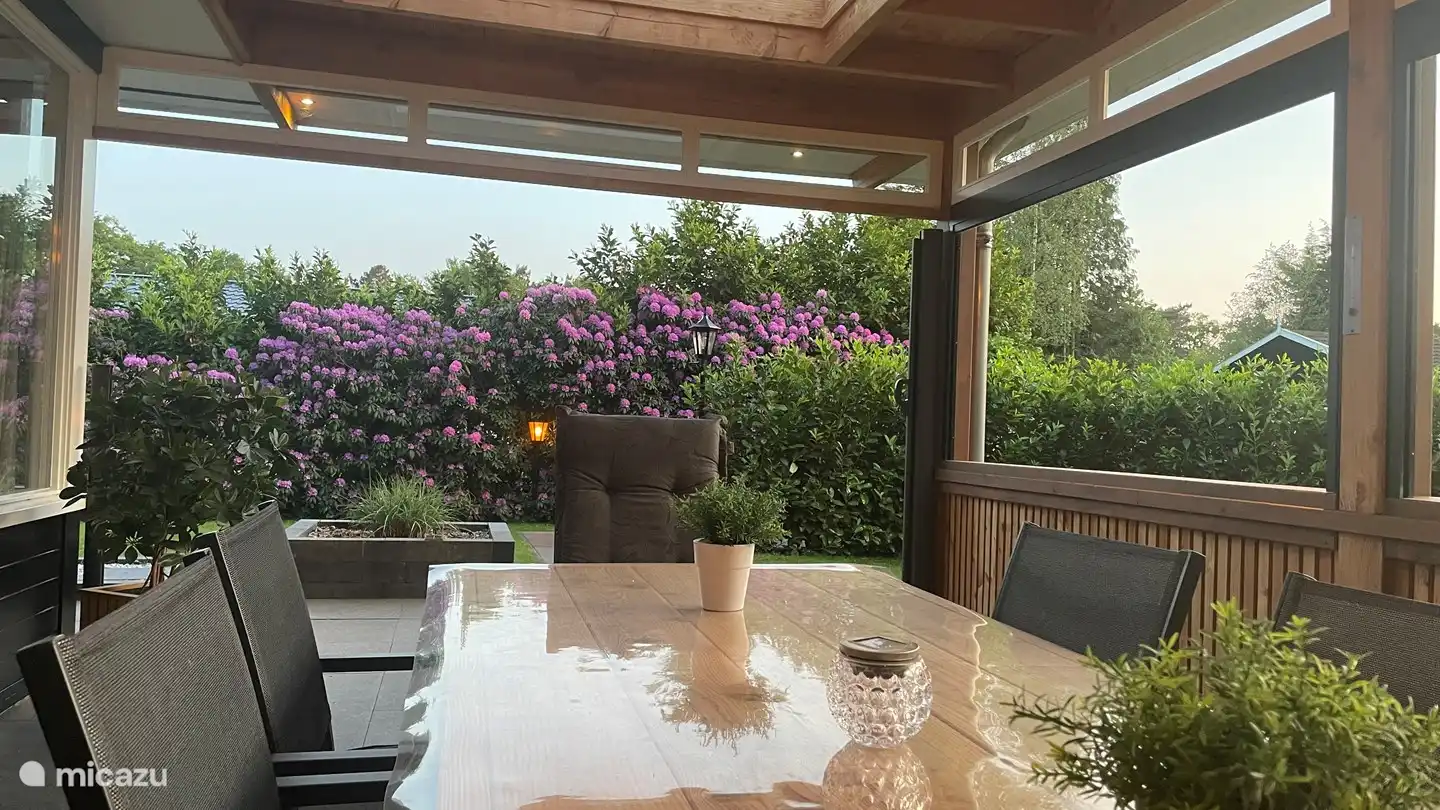 Mesa larga de exterior, donde poder desayunar, comer o cenar.