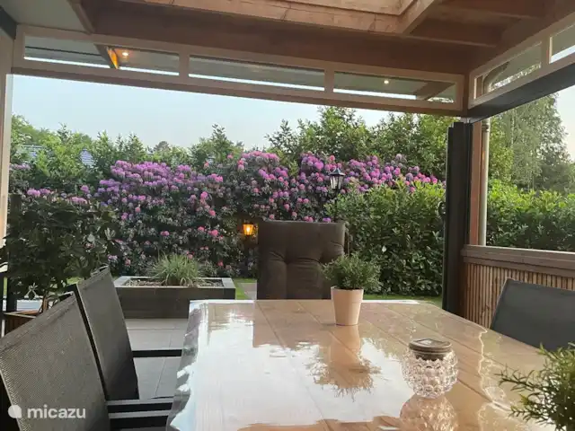 Luxury Garden Lodge Avec Climatisation + Sauna | Pays-Bas, Overijssel, Denekamp - bungalow Longue table extérieure, où vous pourrez prendre le petit-déjeuner, le déjeuner ou le dîner.