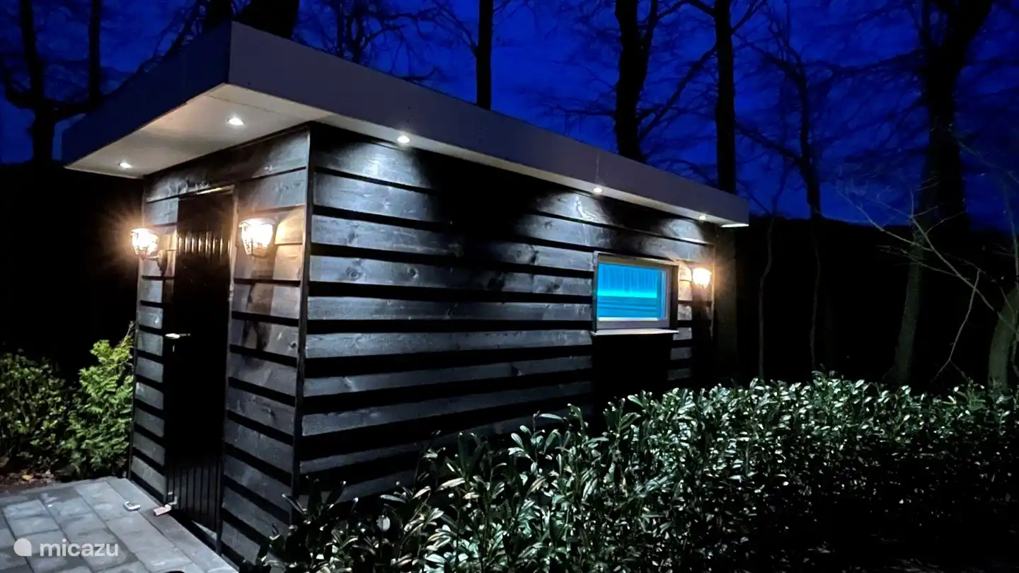 La espaciosa sauna finlandesa se encuentra justo al lado del bungalow.