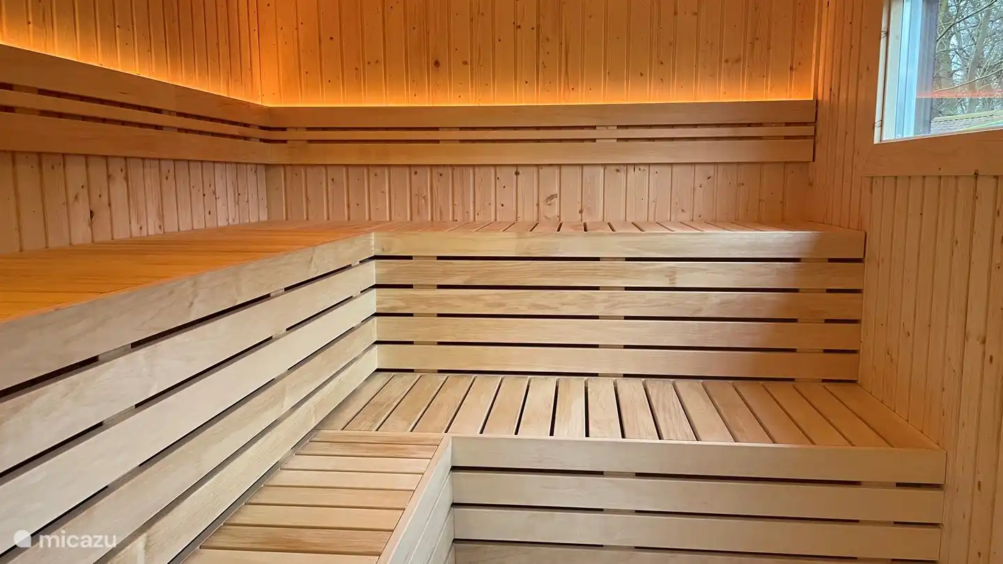 La espaciosa sauna tiene varias áreas para sentarse/recostarse