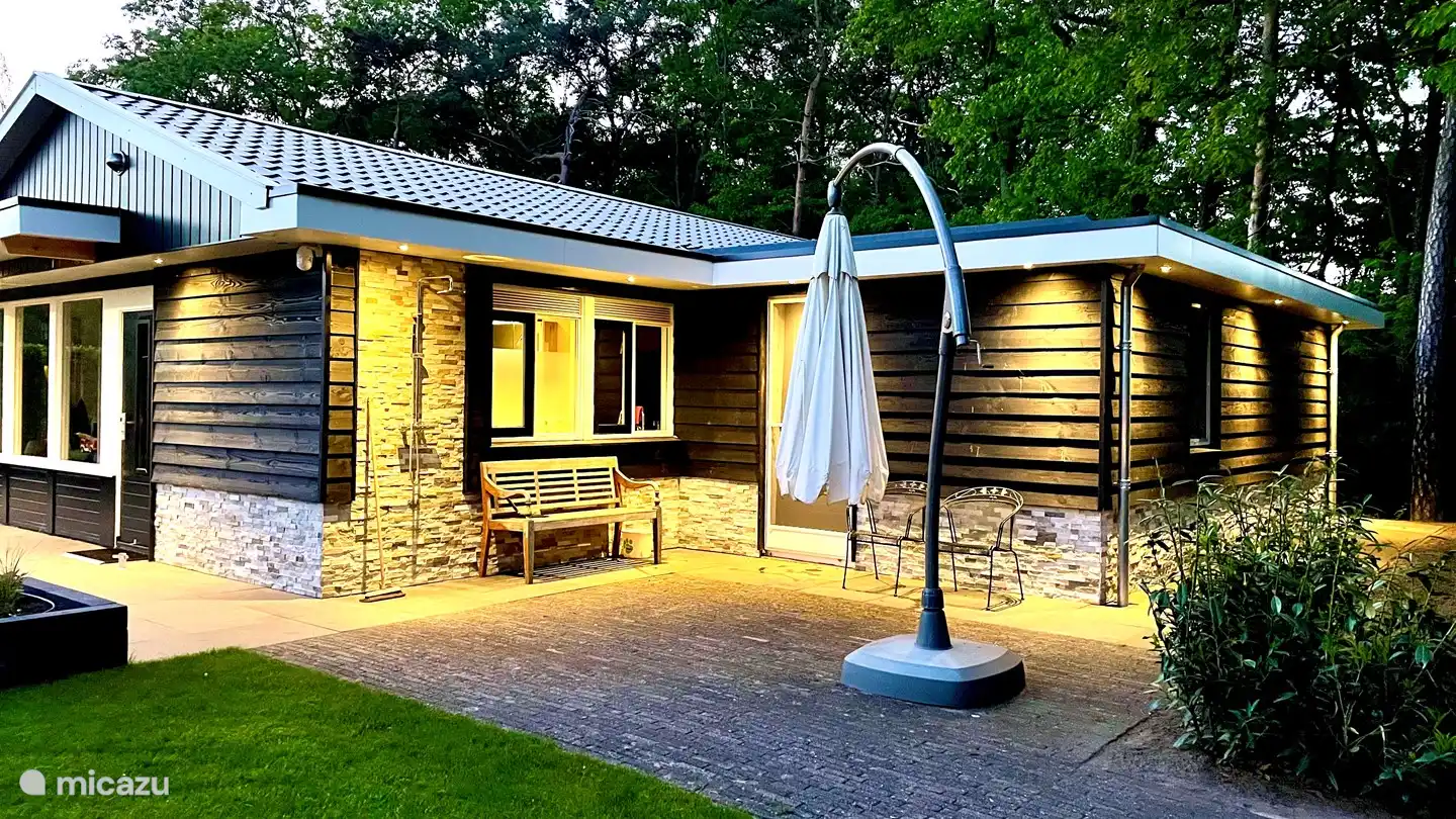 Terraza en la parte delantera y trasera del bungalow.