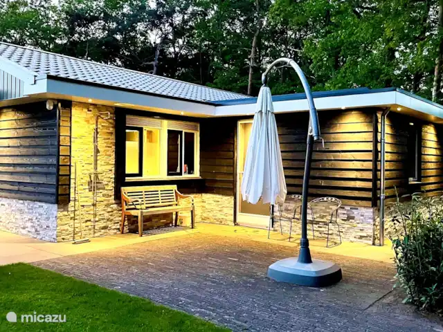 Luxury Garden Lodge Avec Climatisation + Sauna | Pays-Bas, Overijssel, Denekamp - bungalow Terrasse à l'avant et à l'arrière du bungalow.