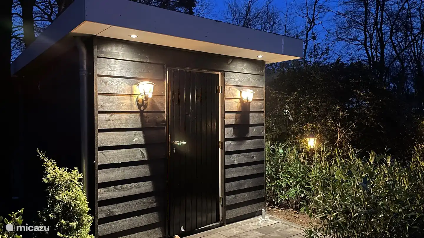 La sauna también tiene iluminación exterior.