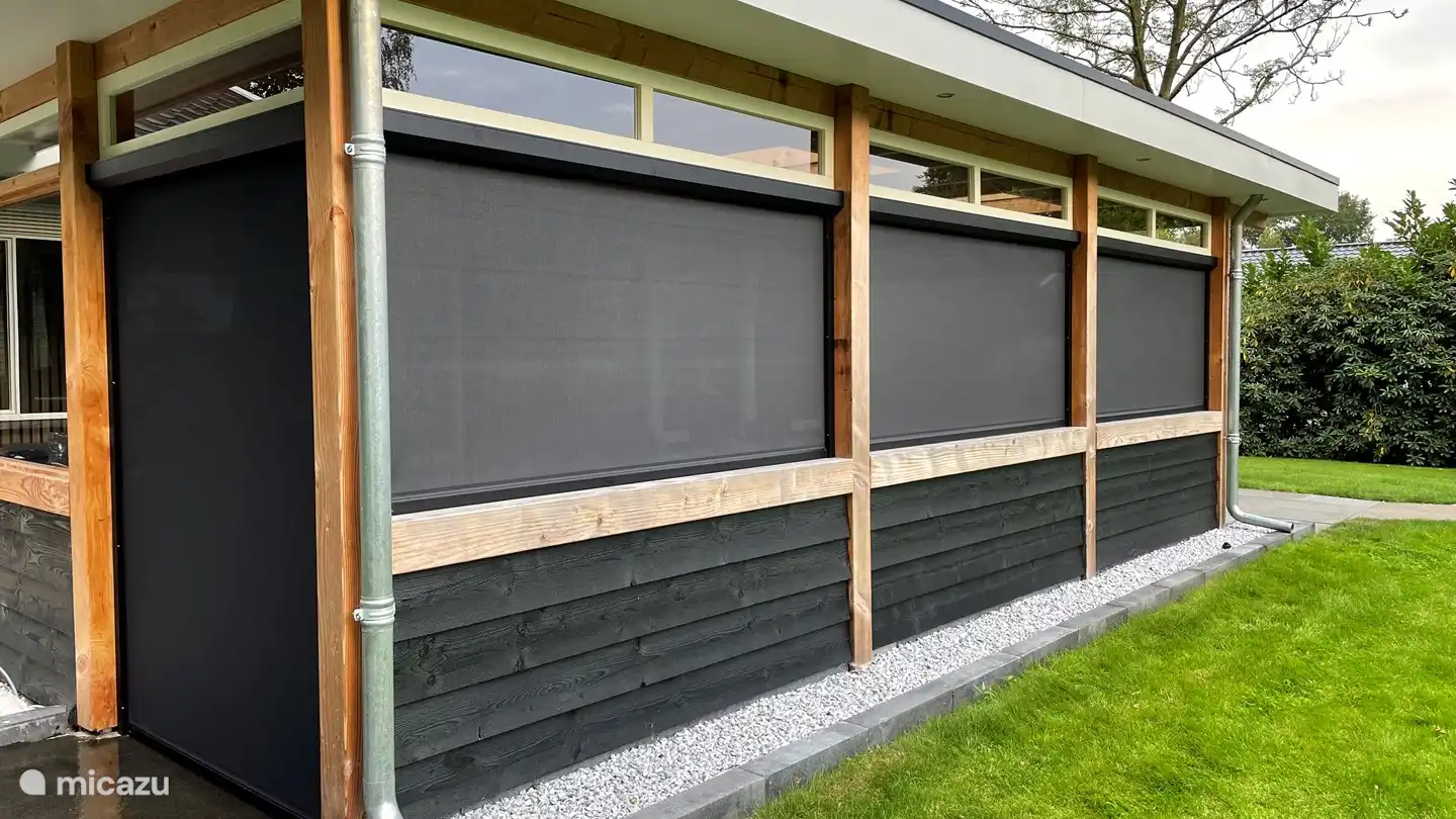 La terraza cubierta tiene parasoles eléctricos.