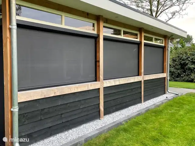 Luxury Garden Lodge Avec Climatisation + Sauna | Pays-Bas, Overijssel, Denekamp - bungalow La terrasse couverte a des écrans solaires à commande électrique.