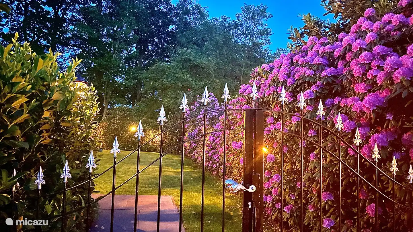 La entrada al jardín y bungalow.