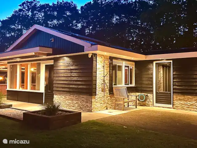 Luxury Garden Lodge Avec Climatisation + Sauna | Pays-Bas, Overijssel, Denekamp - bungalow Le bungalow est magnifiquement éclairé la nuit.