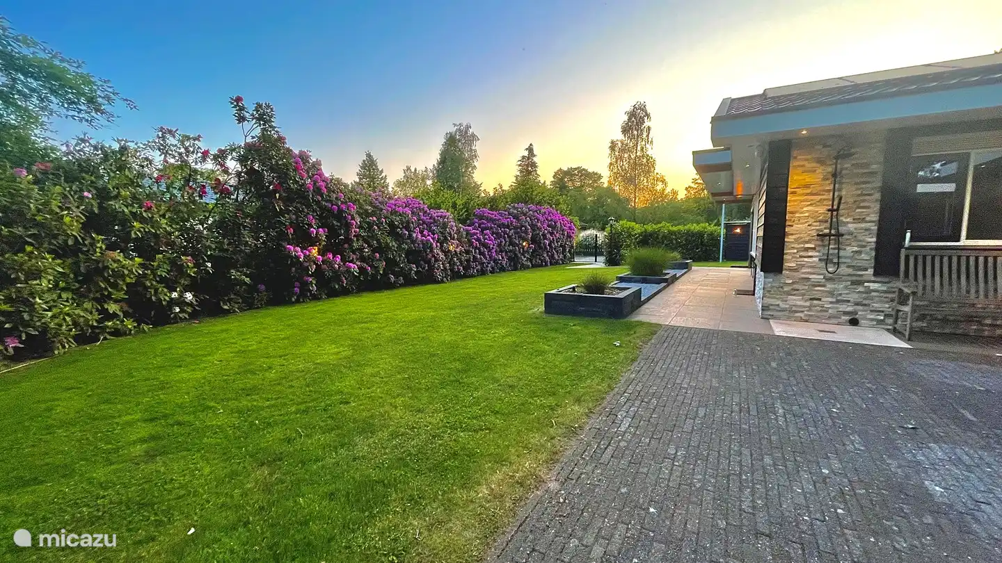 Jardín de 800m² alrededor del bungalow.