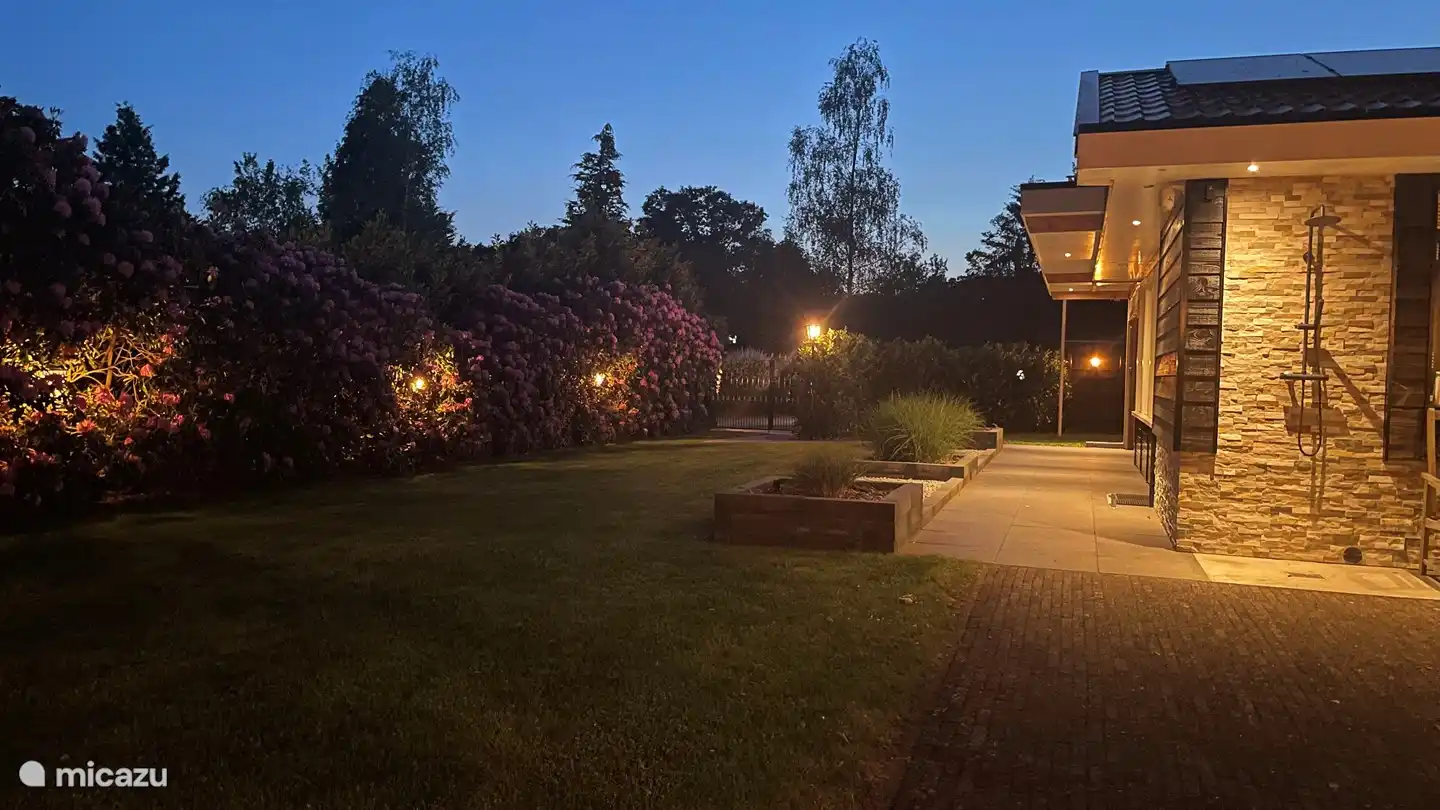 Iluminación de jardín por todas partes.