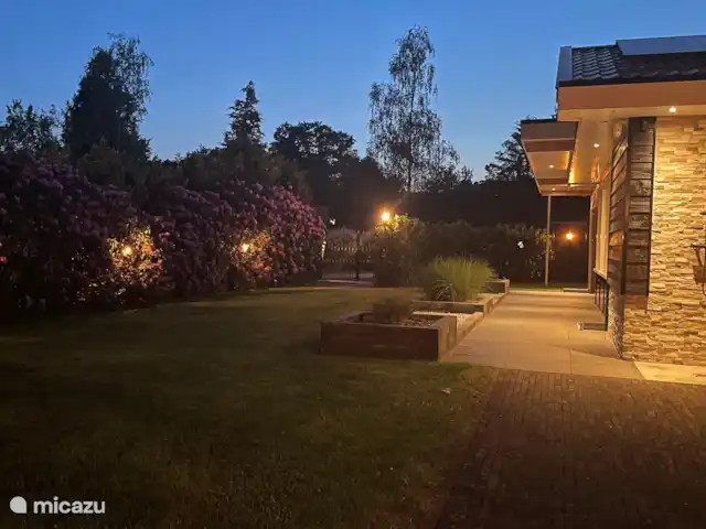 Luxury Garden Lodge Avec Climatisation + Sauna | Pays-Bas, Overijssel, Denekamp - bungalow Éclairage de jardin tout autour.