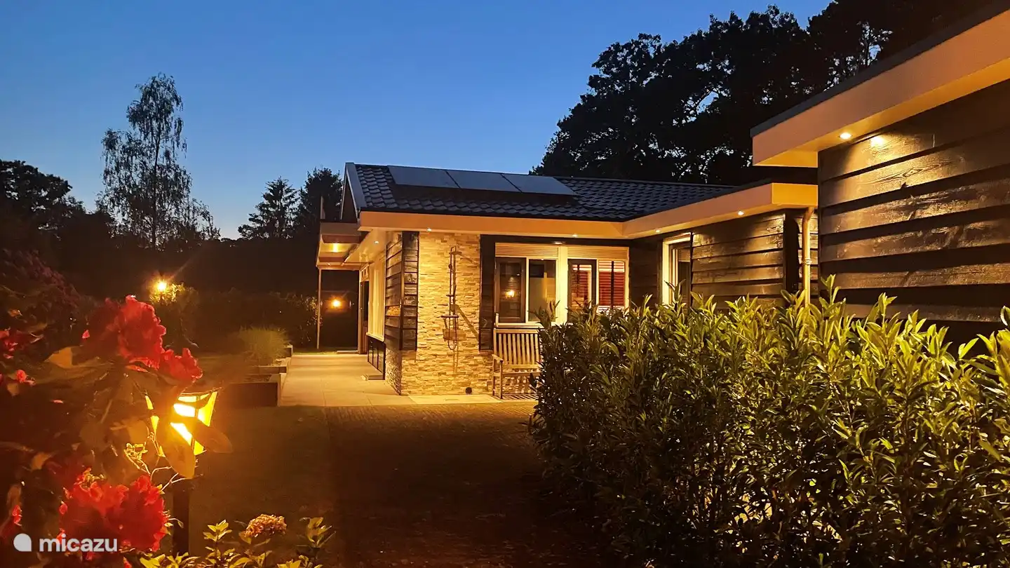 Garden Lodge de noche.