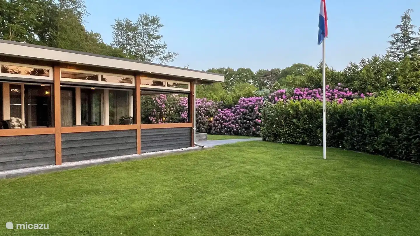 Terraza cubierta con toldos.