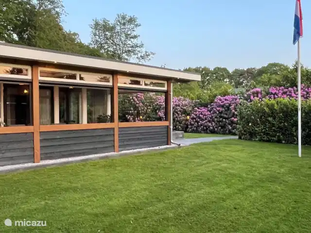 Luxury Garden Lodge Avec Climatisation + Sauna | Pays-Bas, Overijssel, Denekamp - bungalow Terrasse couverte avec parasols.