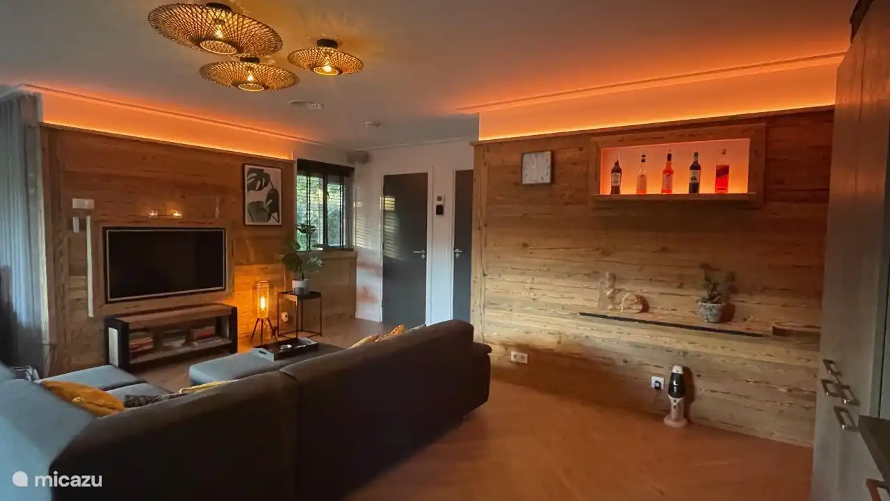 La sala de estar es particularmente atractiva debido al uso de madera vieja.