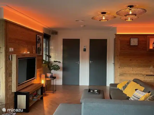 Luxury Garden Lodge Avec Climatisation + Sauna | Pays-Bas, Overijssel, Denekamp - bungalow Grand canapé salon confortable.