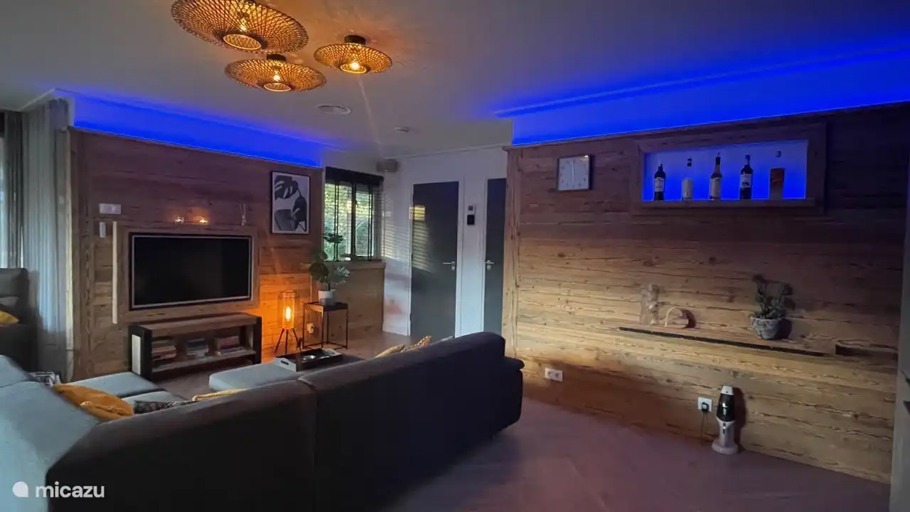 Sala de estar atmosférica con iluminación indirecta.