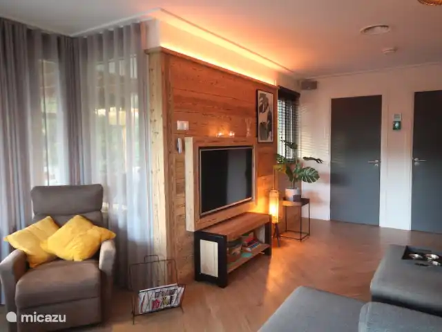 Luxury Garden Lodge Avec Climatisation + Sauna | Pays-Bas, Overijssel, Denekamp - bungalow Fauteuil de lecture/détente donnant sur le jardin.