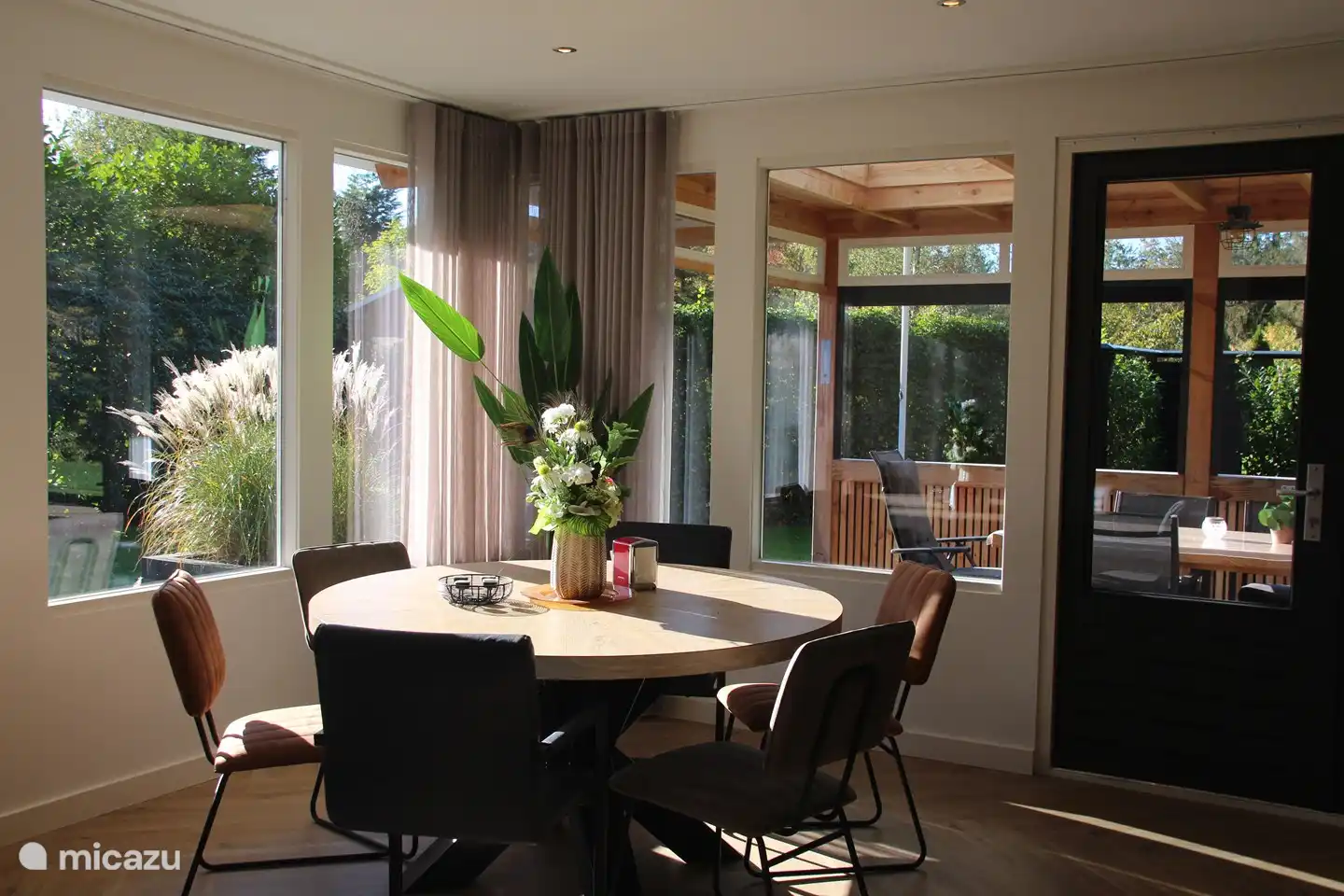 Acogedora mesa de comedor redonda con vistas al jardín.
