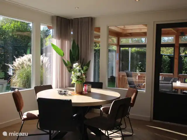 Luxury Garden Lodge Avec Climatisation + Sauna | Pays-Bas, Overijssel, Denekamp - bungalow Table à manger ronde confortable donnant sur le jardin.