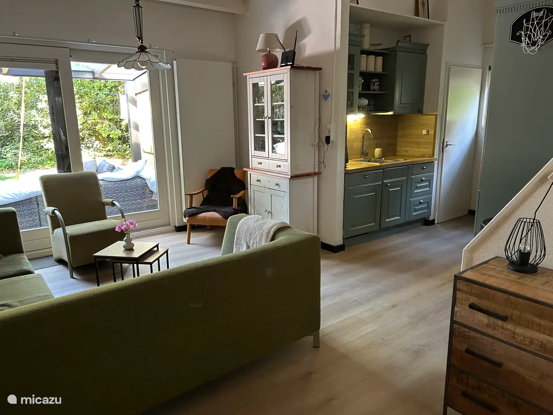 Das Wohnzimmer und ein Teil der Küche.