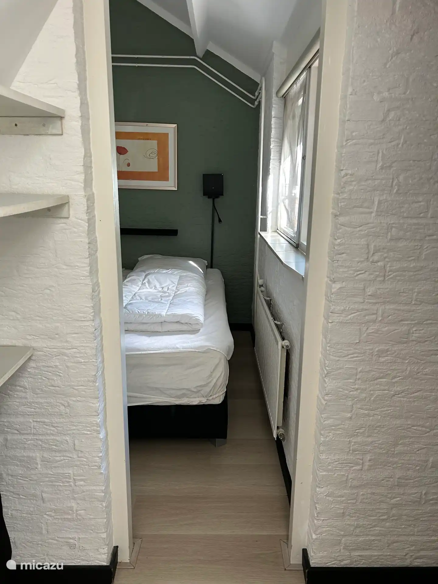 Blick aus dem begehbaren Kleiderschrank auf das Hauptschlafzimmer