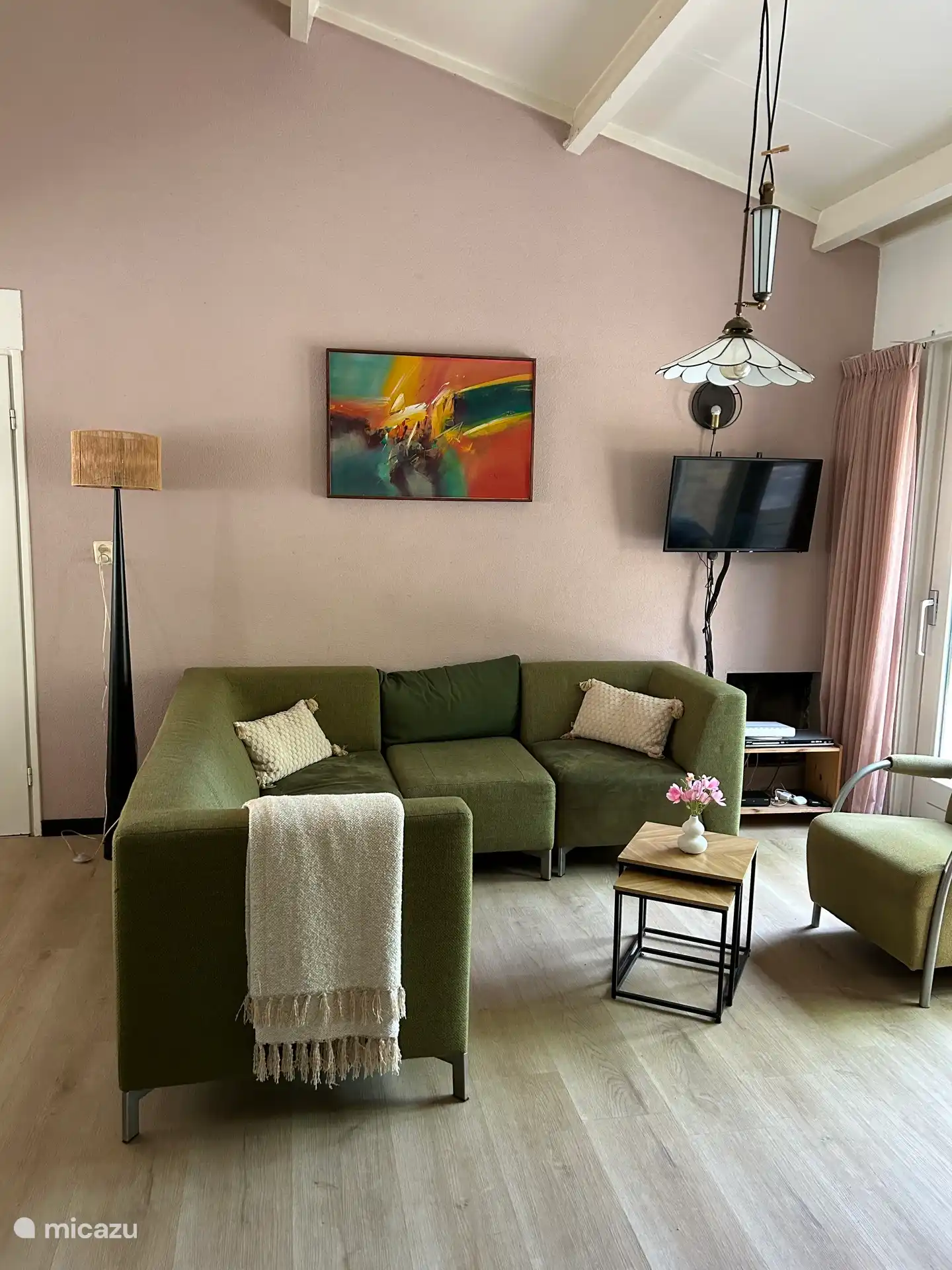 Die Sitzecke mit Ecksofa im vorderen Raum neben der Terrasse