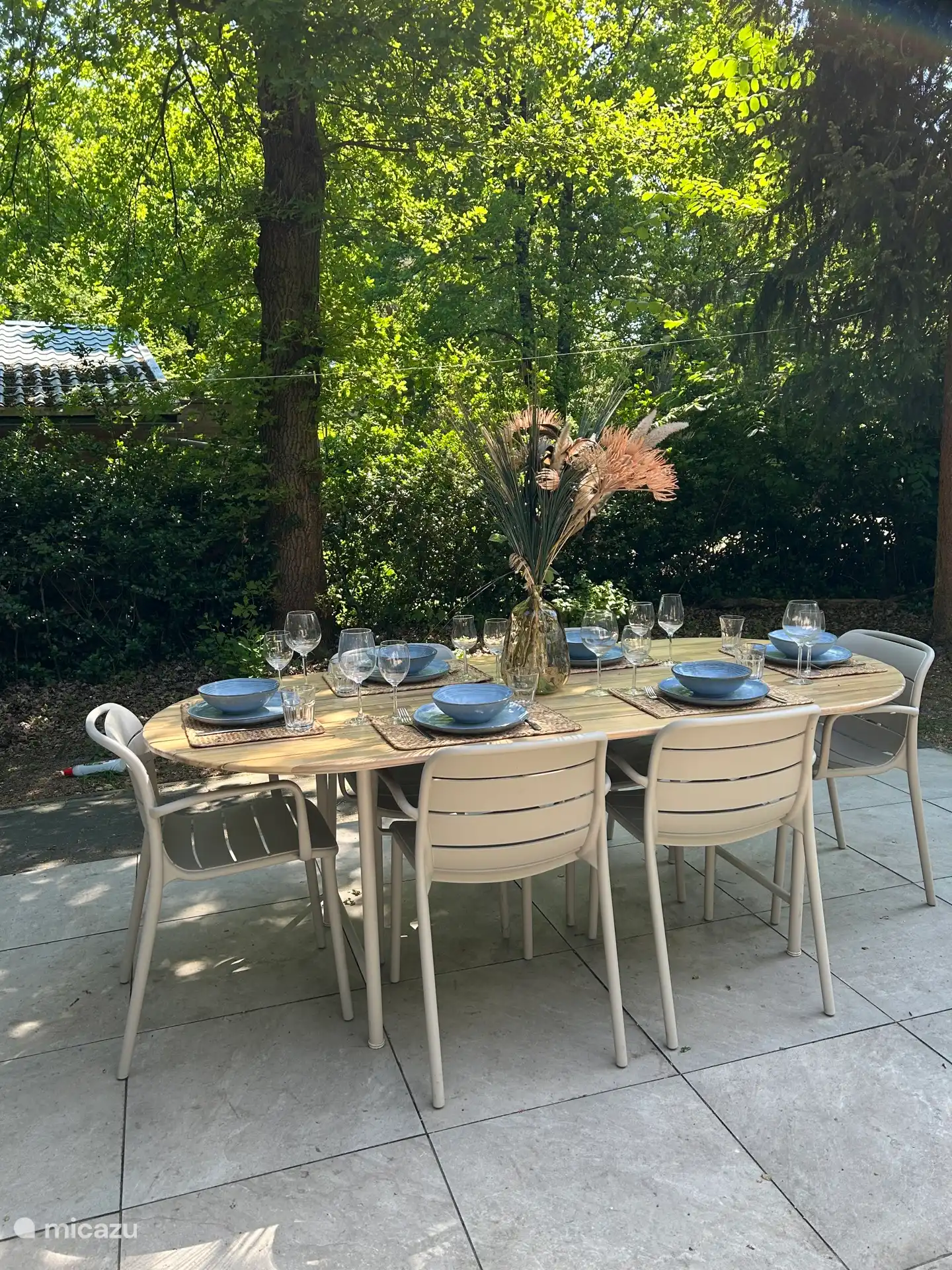 Essbereich im Freien für 8 Personen. Zwei Stühle befinden sich weiter auf der Terrasse