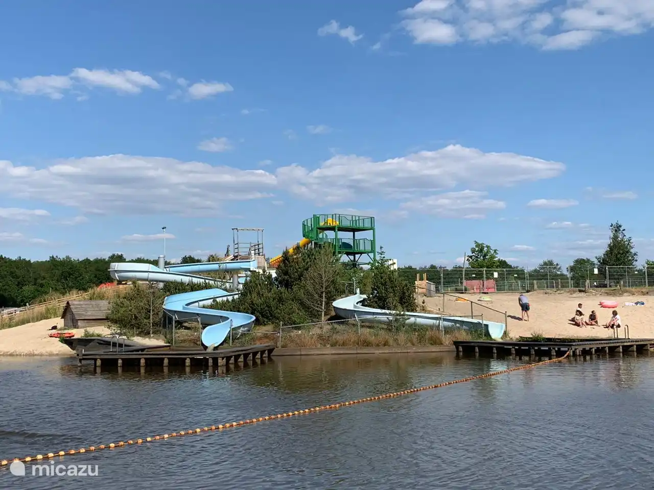 Hier sehen Sie die Rutschen des angrenzenden Campingplatzes, die Sie gegen Gebühr nutzen können.