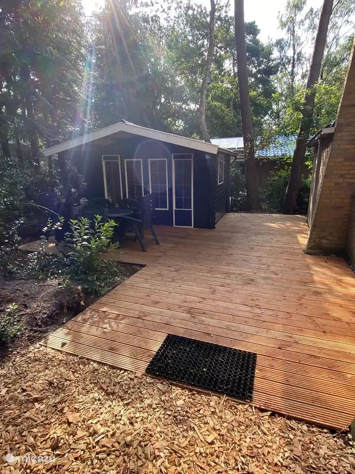 Blockhaus mit Vordach, wo Sie sich auch im Sommer entspannen können, wenn Sie Schatten suchen möchten