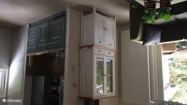 Wohnzimmer und Seitenansicht linker Teil der Küche.