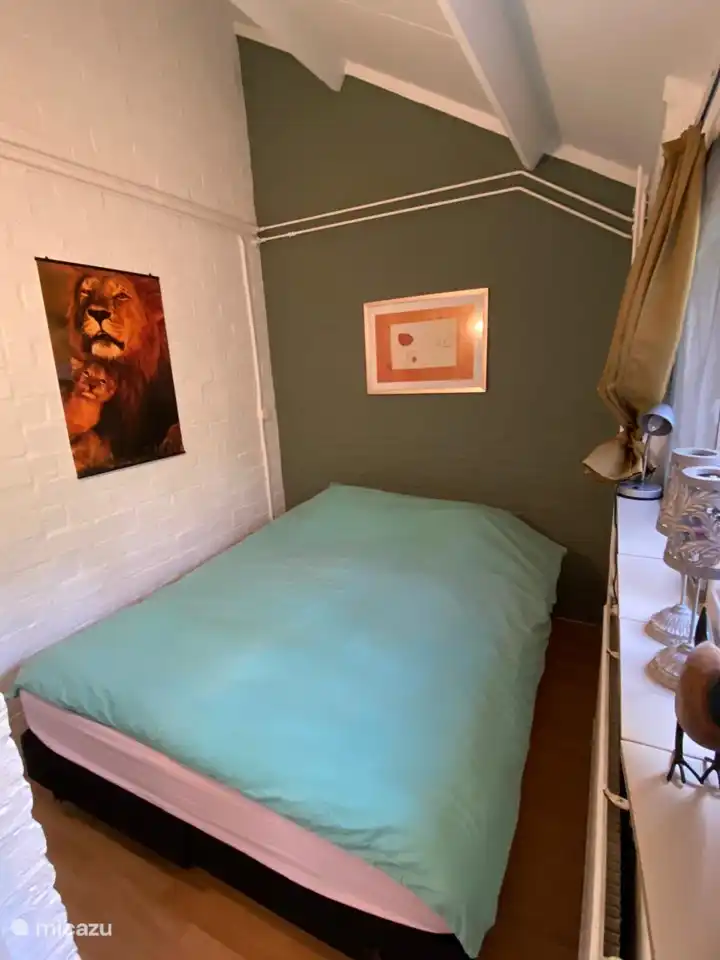 Schlafzimmer mit Doppel-Boxspringbetten, mit Topper.