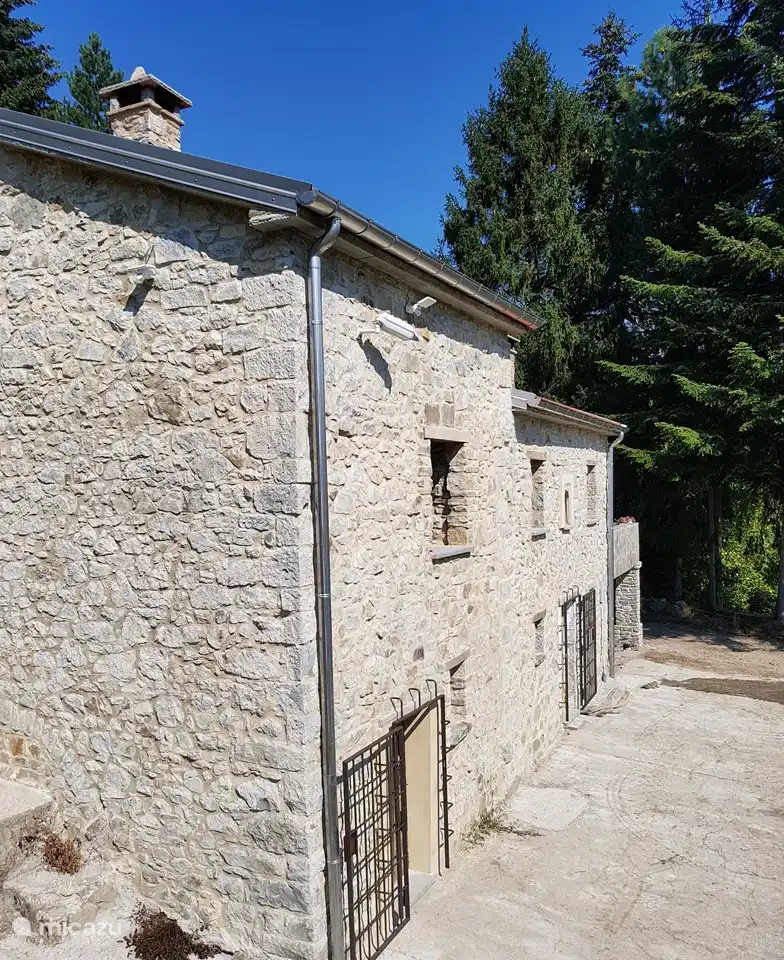 Voorzijde met ingang naar souterrain