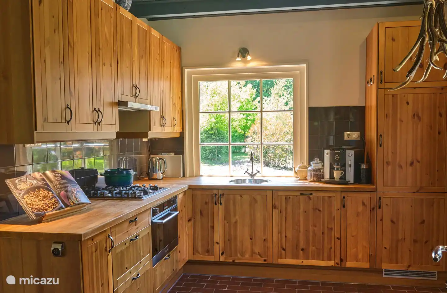 Eine komfortable Küche mit Jura-Espressomaschine