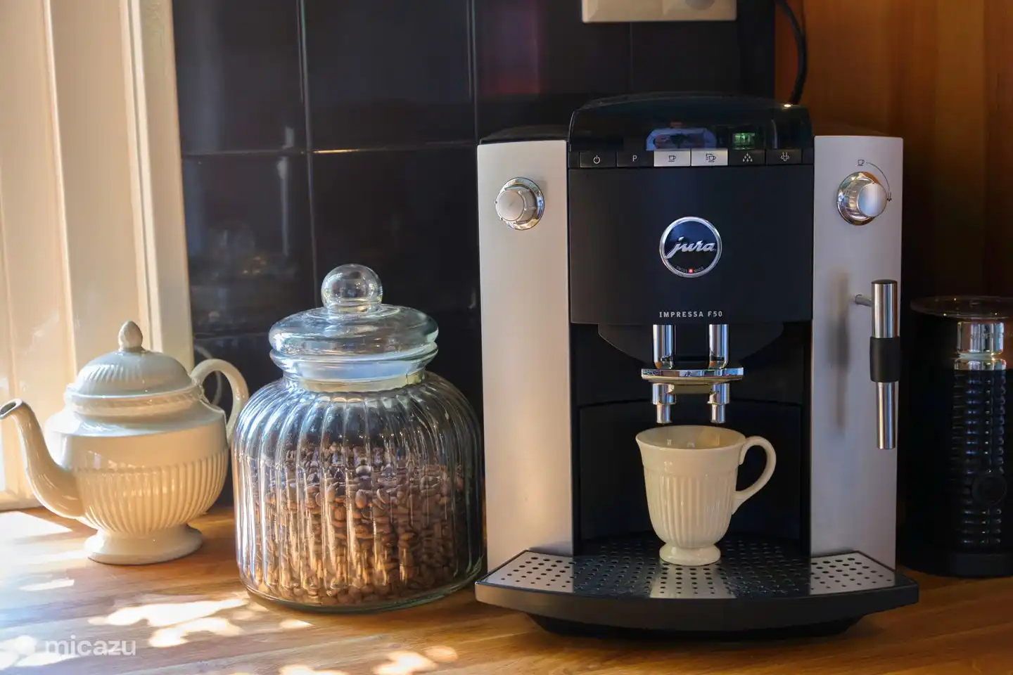 Entspannen Sie sich bei einer Tasse Tee oder frisch gemahlenem Kaffee. Dieser Schlaf