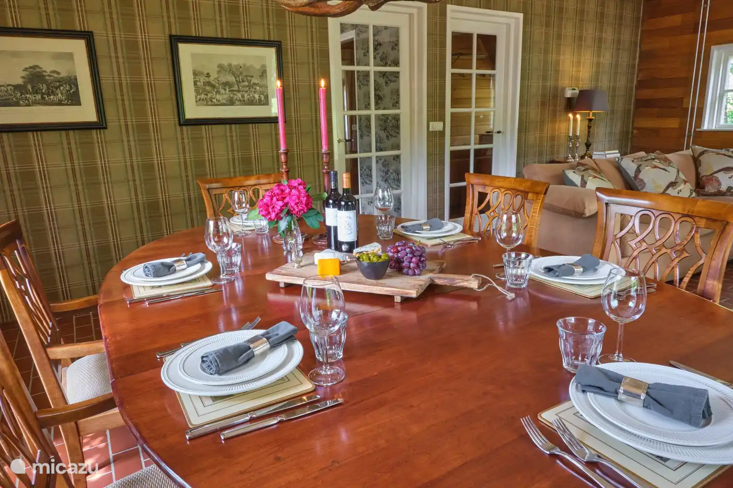 Köstliches Essen am geräumigen EsstischBlick nach Süden 