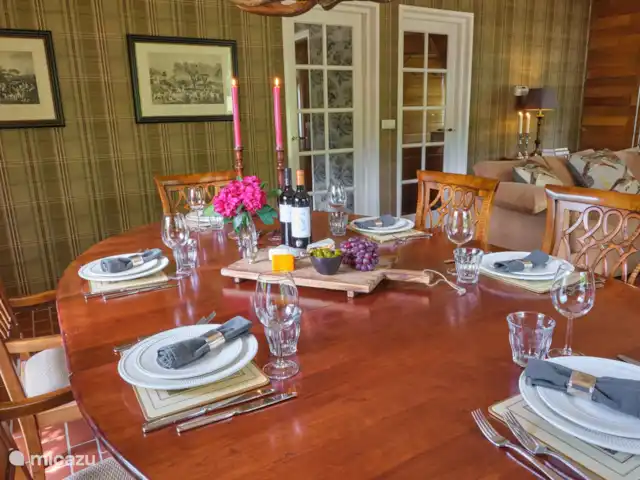 Darthuizer Lodge en Países Bajos, Utrecht, Leersum - casa vacacional Deliciosa cena en la amplia mesa de comedorVista al sur