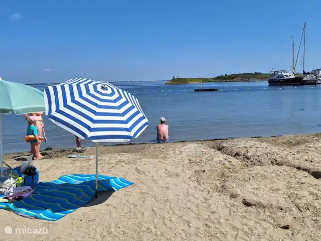 Maison de vacances en Zélande/Bleu | Pays-Bas, Zélande, Bruinisse - bungalow Vous n’avez pas envie d’aller à la plage de la mer du Nord, plage à 600m sur le Grevelingenmeer.